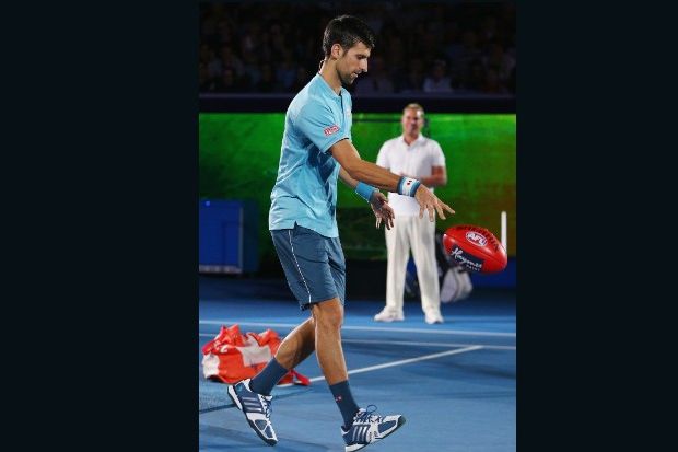 Ketika Djokovic Tepikan Raket Demi Berlatih Kriket