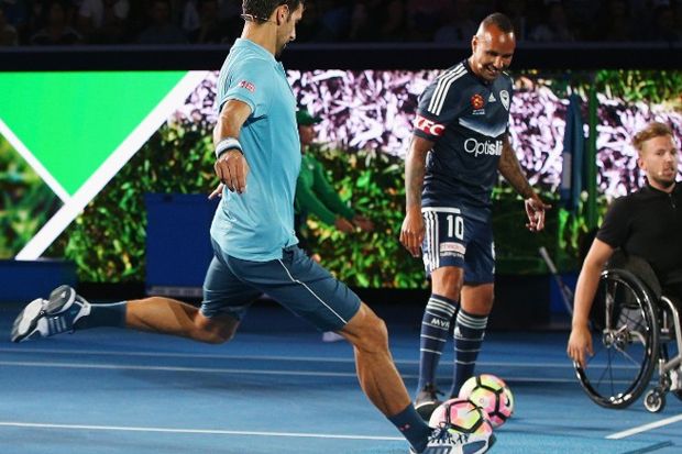 Ketika Djokovic Tepikan Raket Demi Berlatih Kriket