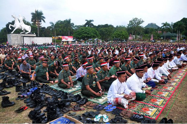 Prajurit dan PNS Kodam IV/Diponegoro bersama tokoh lintas agama, santri, anak yatim, serta masyarakat menggelar Doa Bersama 17.17.17 di Lapangan Makodam IV/Diponegoro, Semarang, Kamis (17/8/2017) petang. Foto/SINDOnews/Ahmad Antoni