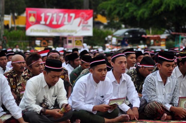 Prajurit dan PNS Kodam IV/Diponegoro bersama tokoh lintas agama, santri, anak yatim, serta masyarakat menggelar Doa Bersama 17.17.17 di Lapangan Makodam IV/Diponegoro, Semarang, Kamis (17/8/2017) petang. Foto/SINDOnews/Ahmad Antoni