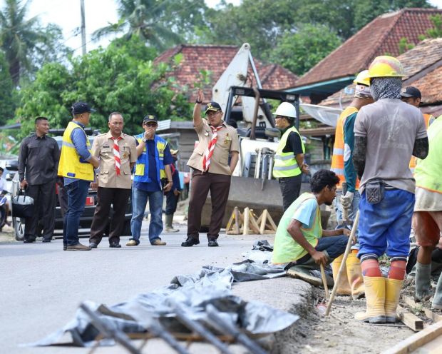 Dodi Reza Alex Tinjau Lokasi Proyek Infrastruktur di Batanghari Leko