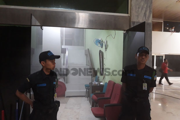 Lantai IV Gedung DPR Terbakar, 5 Mobil Damkar Dikerahkan