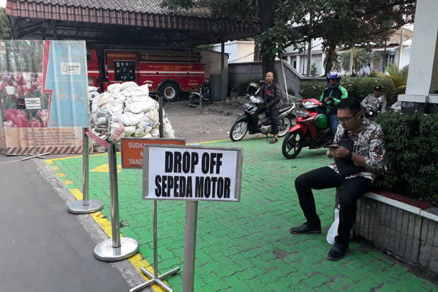 Belum Ditindak, Ojek Online Masih Penuhi Bahu Jalan
