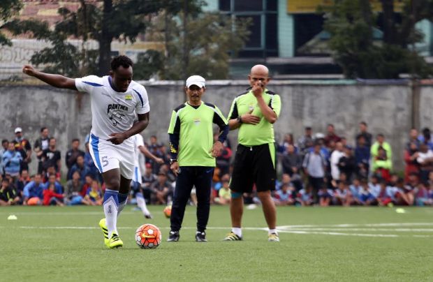 Penampakan Michael Essien di Latihan Perdana Bersama Persib Bandung