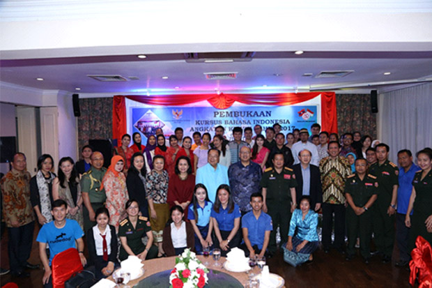 Dubes Indonesia untuk Laos berfoto bersama dengan peserta kursus Bahasa Indonesia.
