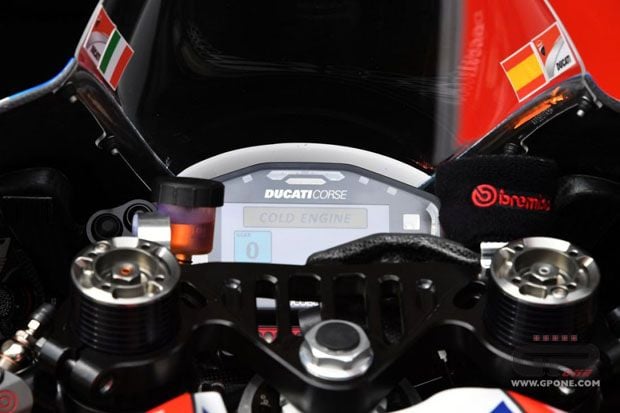 Layar panel instrumen pada motor Desmosedici GP17 di MotoGP Jerman 2017. (Foto/GPOne) Layar panel instrumen pada motor Desmosedici GP17 di MotoGP Jerman 2017. (Foto/GPOne)