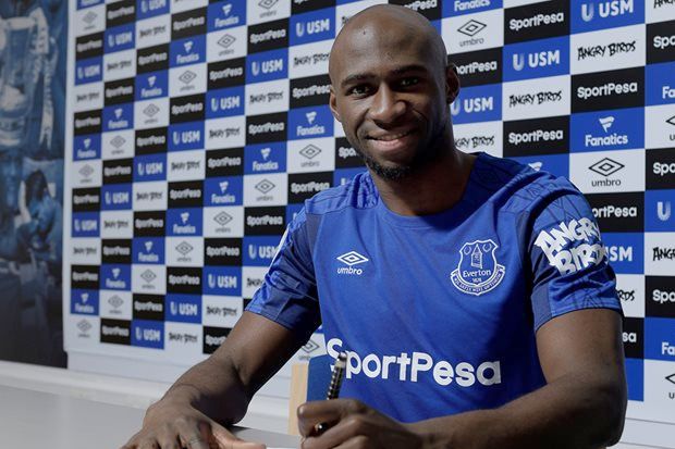 Kalahkan Newcastle, Everton Sukses Pinjam Bek Manchester City