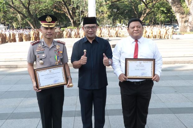 Kapolrestabes Bandung Dianugerahi Lencana Bintang Bandung Utama