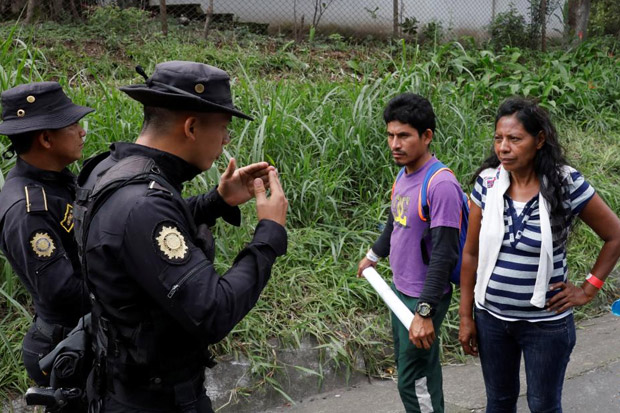 Wanita Guatemala Cari 50 Kerabatnya yang Dikubur Gunung Berapi
