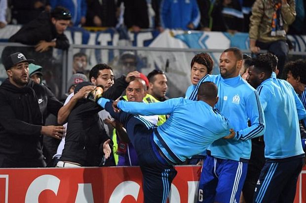 Tendang Penonton, Patrice Evra Masuk Buku Rekor