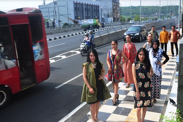 Hari Batik, Denok-Kenang Berlenggak-lenggok di Pedestrian
