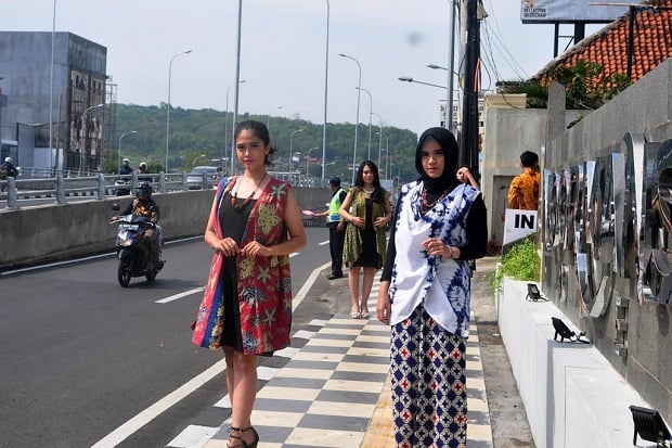Hari Batik, Denok-Kenang Berlenggak-lenggok di Pedestrian