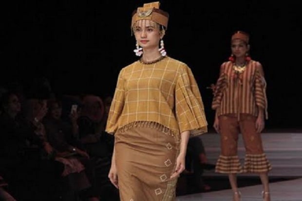 Koleksi Tana Wolio Karya Risza Novianty Memukau di IFW 2018