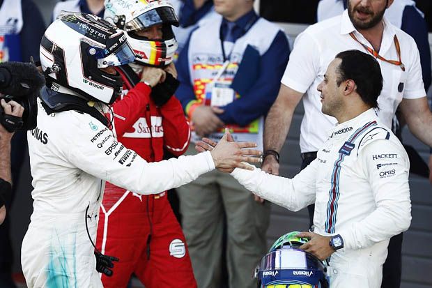 Felipe Massa (kanan-Williams) menyalami Valtteri Bottas (Mercedes) sambil dilihat oleh Sebastian Vettel (Ferrari) usai lomba F1 GP Rusia 2017. (Foto-Autosport)