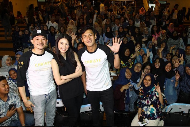 Roadshow Film Chrisye, Mahasiswa UI Dansa Patah Patah