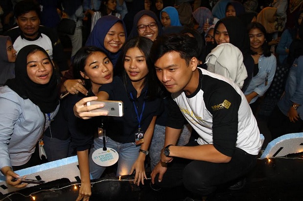 Roadshow Film Chrisye, Mahasiswa UI Dansa Patah Patah