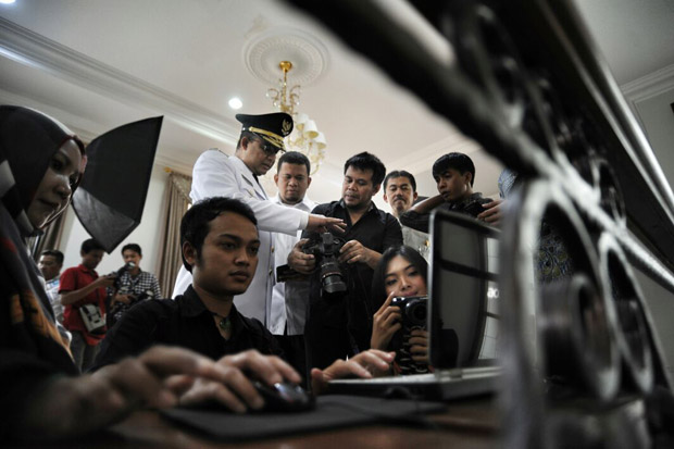 Mengintip Anies-Sandi Saat Fitting Baju Dinas Gubernur dan Wagub