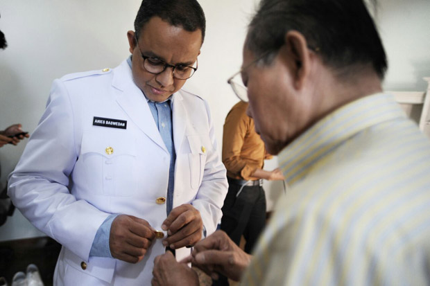 Mengintip Anies-Sandi Saat Fitting Baju Dinas Gubernur dan Wagub
