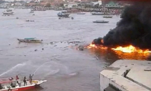 Kapal Pengangkut BBM Meledak di Sungai Musi