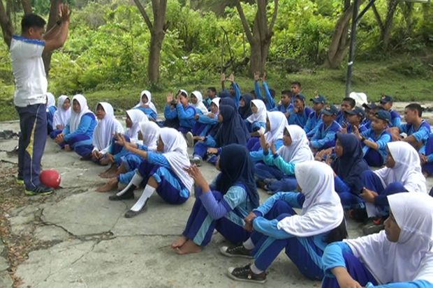 Kekurangan Kelas, Siswa SMPN 4 Pasangkayu Belajar di Lorong Sekolah