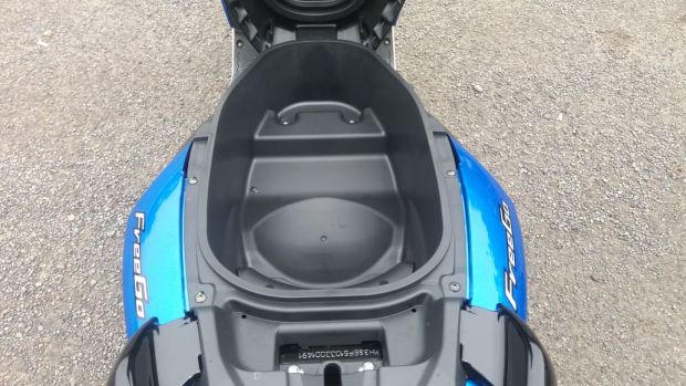 Naik Yamaha FreeGo, Gesit, Irit dan Berbeda dari Skutik Lain