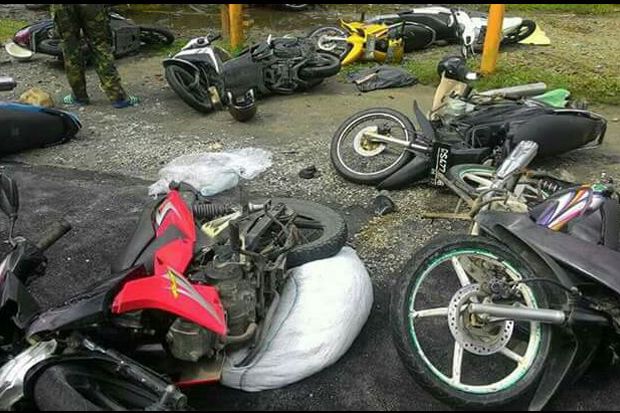 Amuk massa di Jalan Masuk Freeport Ratusan eks karyawan PT Freeport Indonesia, Timika, Papua, Sabtu (19/8/2017) sore berunjuk rasa dan memblokade jalan masuk areal PT Freeport Indonesia, tepatnya di Check Point 28, dekat Bandara Mozes Kilangin, Timika, Papua. Foto/MNC Media/Chanry Andrew