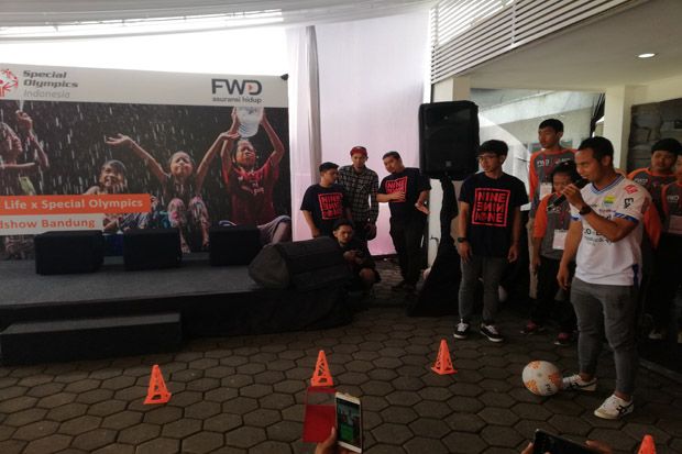 Bintang Persib Berbagi Tips Sehat dan Ajari Atlet SOIna Main Bola