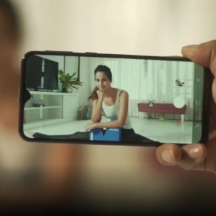 Artis Cantik India Sebar Foto Ultra-Wide Samsung Galaxy M