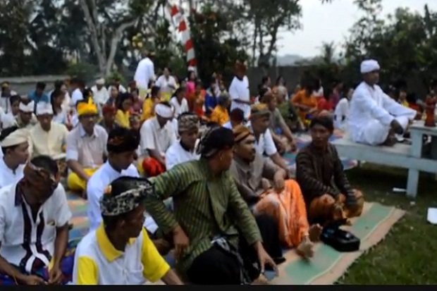 Umat Hindu Khusyuk Sembahyang di Pura Giri Sutra Mandala Pringsewu