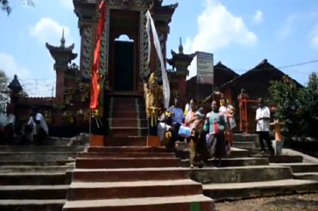 Umat Hindu Khusyuk Sembahyang di Pura Giri Sutra Mandala Pringsewu