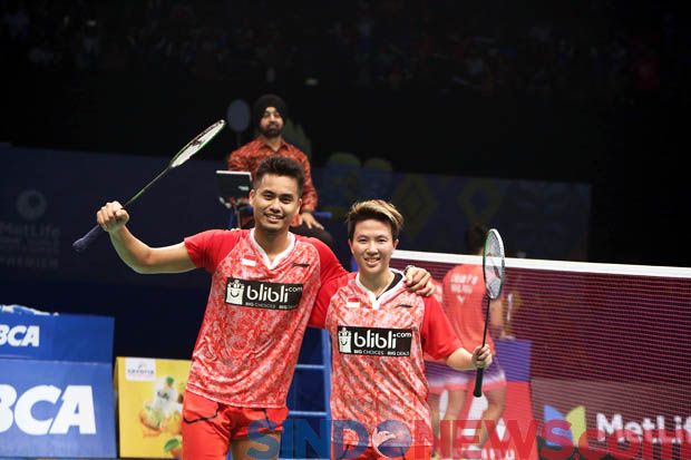 Ganda campuran Tontowi Ahmad-Liliyana Natsir berpose merayakan kelolosan ke babak final Indonesia Open Super Series 2017. (Foto-Sindonews-Isra Triansyah) (2) copy