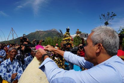 Keseruan Ganjar Ikuti Ritual Tungguk Tembakau di Boyolali