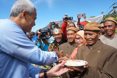 Keseruan Ganjar Ikuti Ritual Tungguk Tembakau di Boyolali