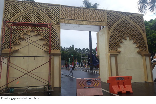 Jelang Pembukaan MTQ di Tangerang, Gapura Roboh Diterjang Angin Hujan