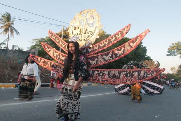 Memukau, Simbol Burung Garuda Berbahan Tenun Ikat Khas Sumba