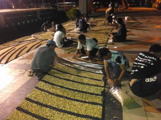 Puluhan Seniman buat Replika Raksasa Garuda Pancasila dari Kacang Kulit