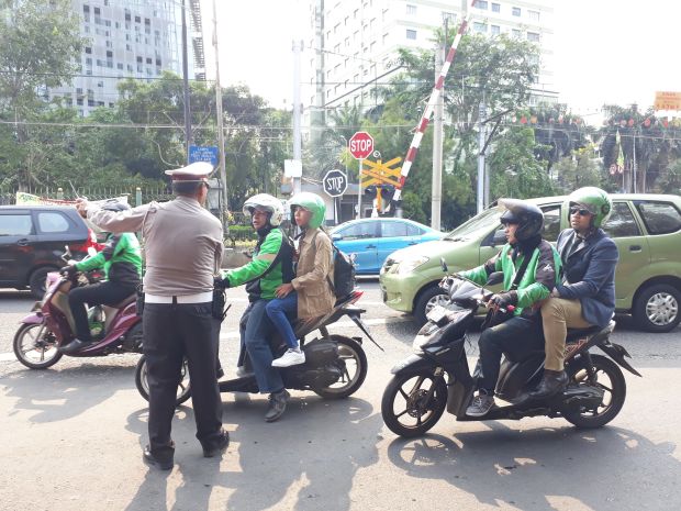 Warga Kesal Jalan Menuju Gelora Bung Karno Ditutup
