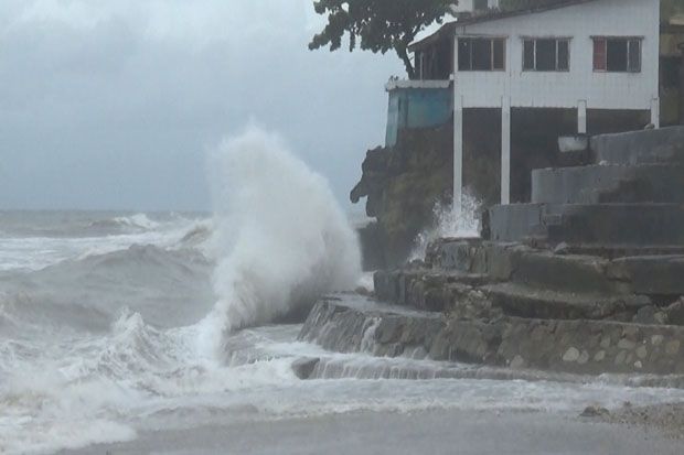 Gelombang Tinggi di Pantai Tedis Hantam Gedung dan Lampaui Pagar Pembatas Kota