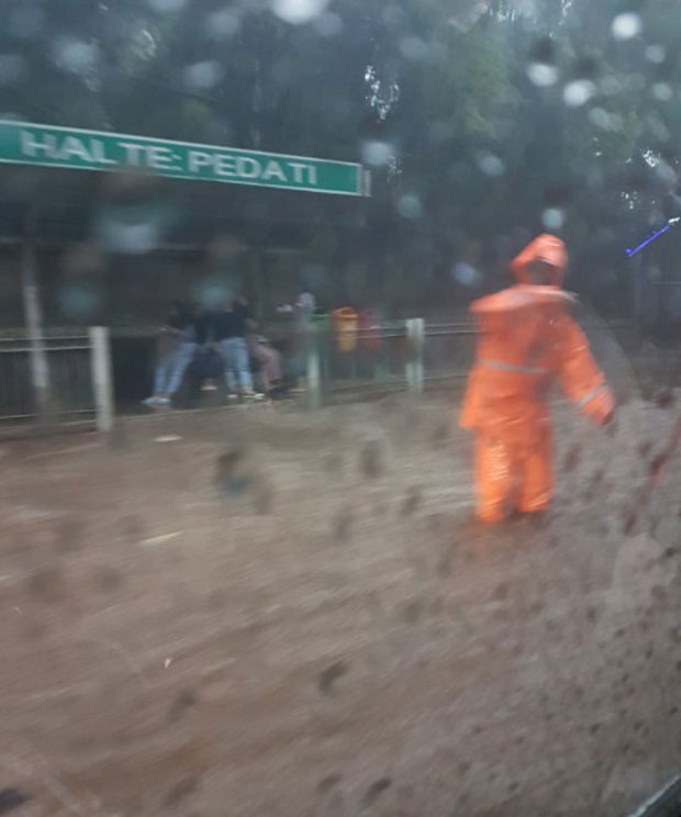 Hujan Lebat, Ini Ruas Jalan yang Tergenang Banjir di Jakarta