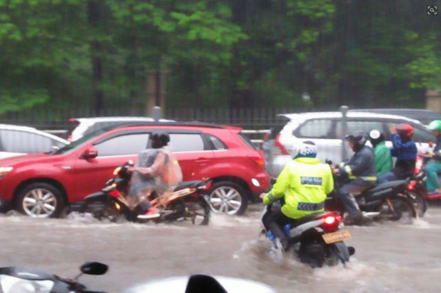 Hujan Lebat, Ini Ruas Jalan yang Tergenang Banjir di Jakarta