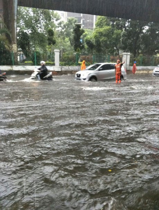 Hujan Lebat, Ini Ruas Jalan yang Tergenang Banjir di Jakarta