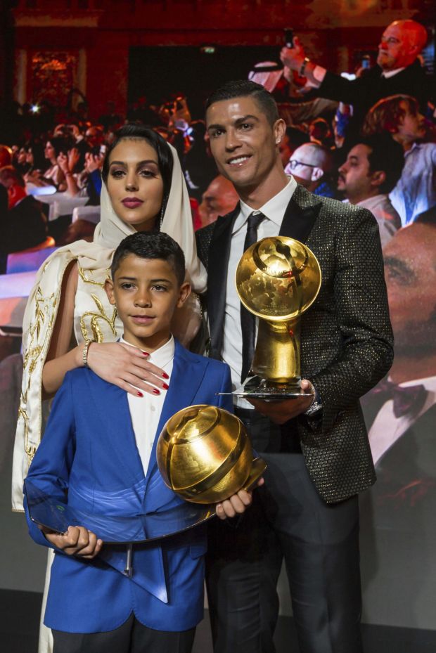 Tampil Cantik Pakai Kerudung, Kekasih Ronaldo Disebut Seperti Ratu