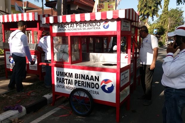 DPD Partai Perindo Kabupaten Lamongan menyerahkan 20 gerobak kepada pelaku usaha mikro, kecil, dan menengah (UMKM), Sabtu (19/8/2017). Bantuan gerobak diharapkan bisa meningkatkan UMKM di Kabupaten Lamongan. Foto/MNC Media/Abdul Wakhid