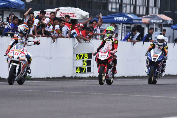 Gerry Salim (tengah-AHRT) usai memenangkan kelas AP250 di seri pembuka ARRC 2017 Sirkuit Johor Malaysia. (Foto-ARRC)