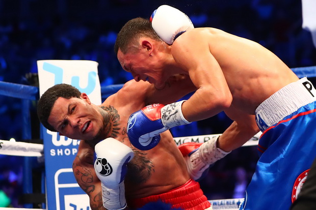 Gervonta Davis berhasil merobohkan Francisco Fonseca di ronde kedalapan dalam pertarungan di Las Vegas, Amerika Serikat, Minggu (27/8/2017)