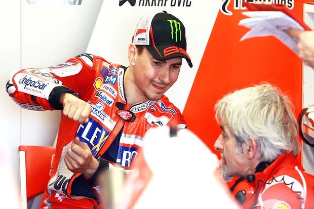 Gigi Dalligna dengan Jorge Lorenzo di tes pramusim MotoGP 2017. (Foto-Motorsport)