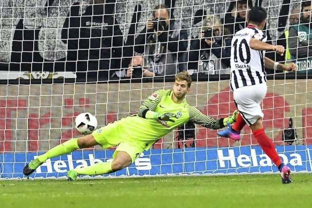 Gol penalti Marco Fabian buat menyeimbangkan kedudukan Eintracht Frankfurt vs Werder Bremen. (Foto-kreiszeitung.de)