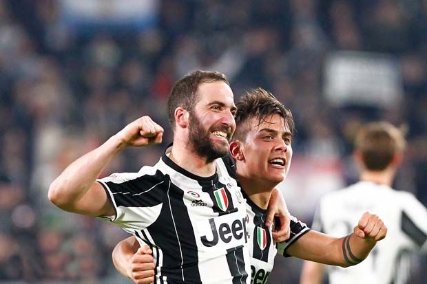 Gonzalo Higuain dengan Paulo Dybala (Juventus) musim 2016-2017. (Foto-Juventus)