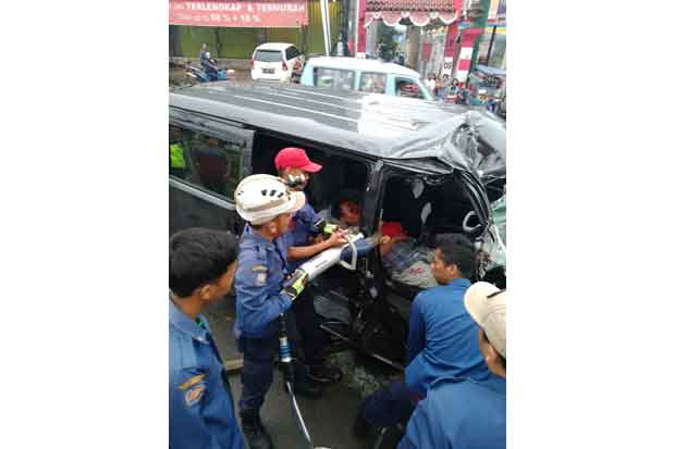 Tabrak Truk Sampah, Sopir Grandmax Terjepit dan 2 Penumpang Terluka