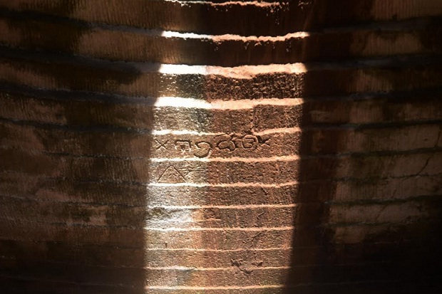 Misteri Gua Suci, Ada Pahatan Tangan Tahun 1026